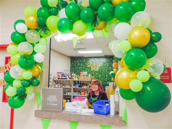 balloon arch in front of store